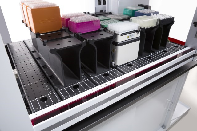 Figure 1. Biomek i5 Span-8 Genomics Workstation with optional enclosure on a Biomek Mobiile Workstation. Deck layout in the lower image.