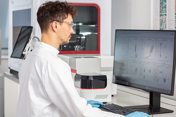 Operator uses flow cytometry software