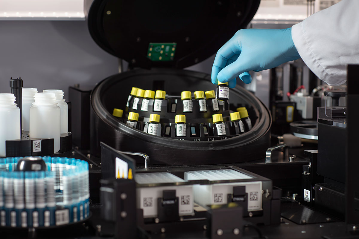 Refrigerated antibody carousel of CellMek SPS