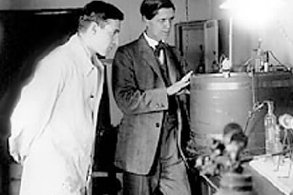 Svedberg con un compañero de trabajo en 1926.