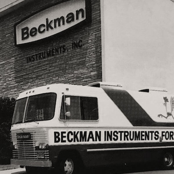 Передвижная презентация линии биомедицинских продуктов компании Beckman Instruments, Inc.